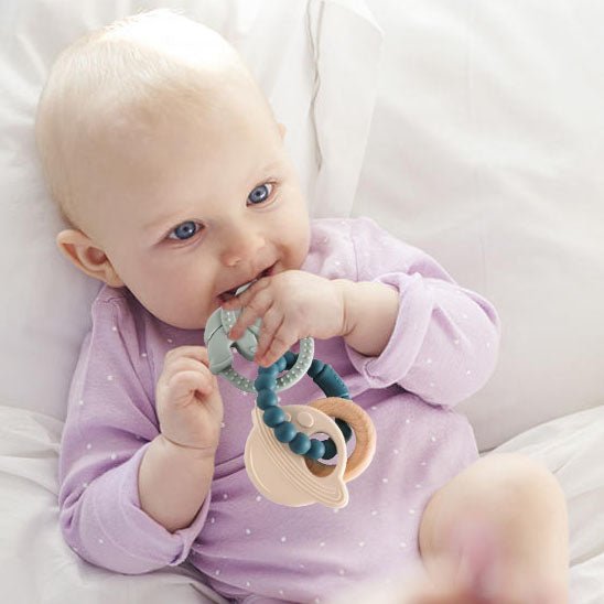 anneau de dentition anneau spatial bébé fille bouche