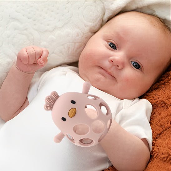 Anneau de dentition bébé poussin bébé tient main