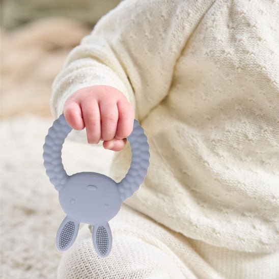 Anneau dentition bébé Lapinot main bébé gris