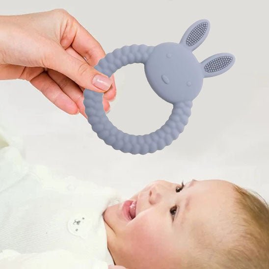 Anneau dentition bébé Lapinot maman main gris
