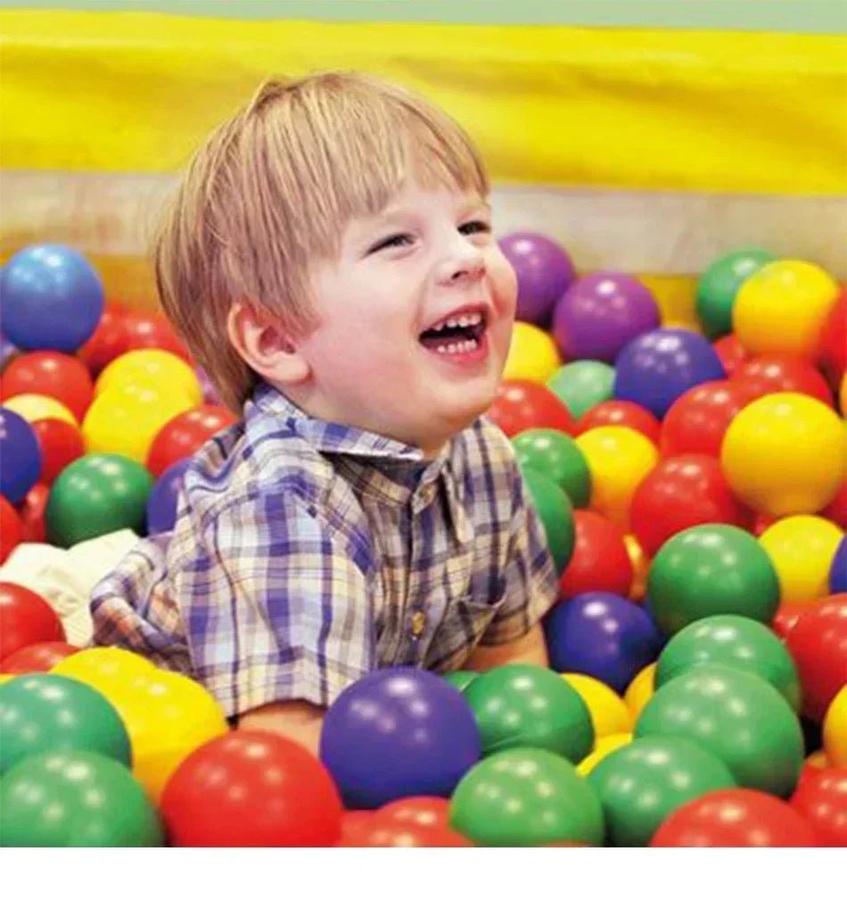 Balle piscine a balle Couleur vive enfant heureux