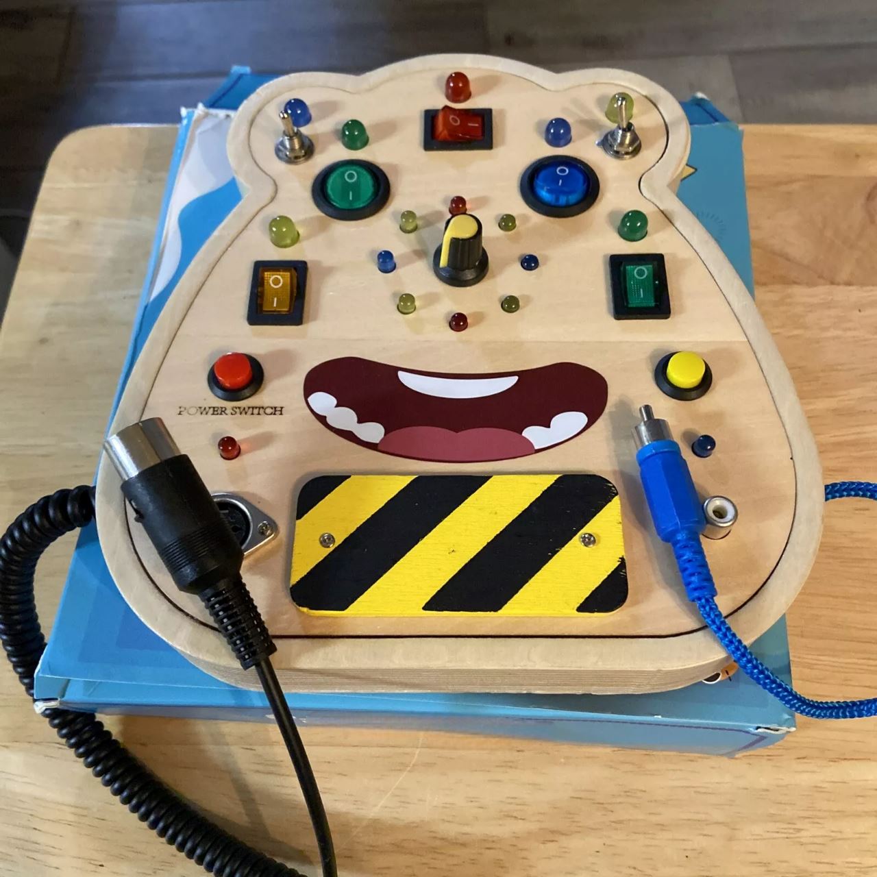 Tableau Montessori - BusyBoardCircuit™ - Visage - Bébé Chérie